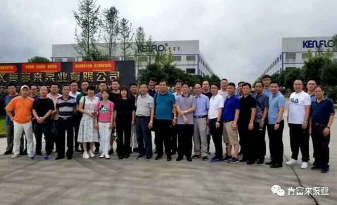 与会人员在遵义长沙修宇家庭电子产品有限公司有限公司大门口合影留念